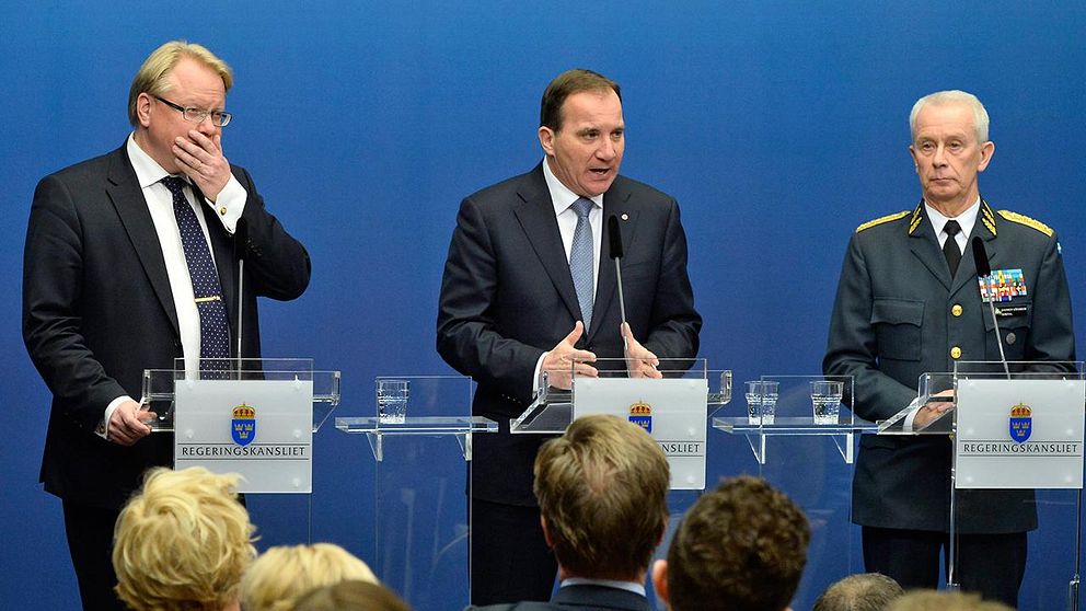 Försvarsminister Peter Hultqvist, statsminister Stefan Löfven och ÖB Sverker Göranson under presskonferensen. Försvaret bekräftar att man har säkra bevis för främmande undervattensverksamhet vid en presskonferens med regeringen i Rosenbad.