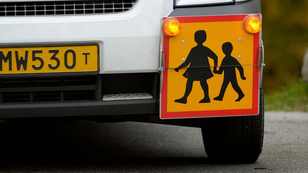 Bild på taxibil med skylt som signalerar att den används till skolskjuts.