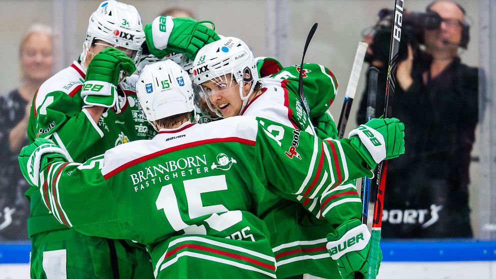 Rögles Kodie Curran jublar med lagkamrater efter 3-0 under ishockeymatchen i SHL mellan Rögle och Brynäs den 5 december 2019 i Ängelholm.