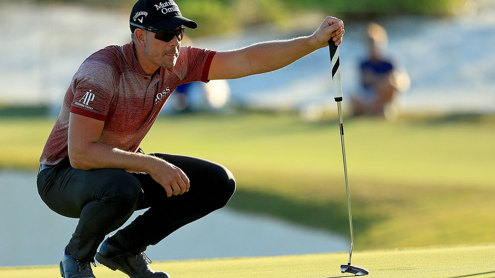 Stenson gör sig redo att putta på 18:e hålet i Bahamas.