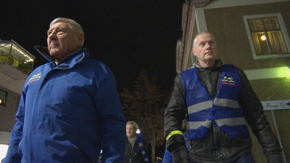 två äldre män på gågata i Ludvika centrum kvällstid