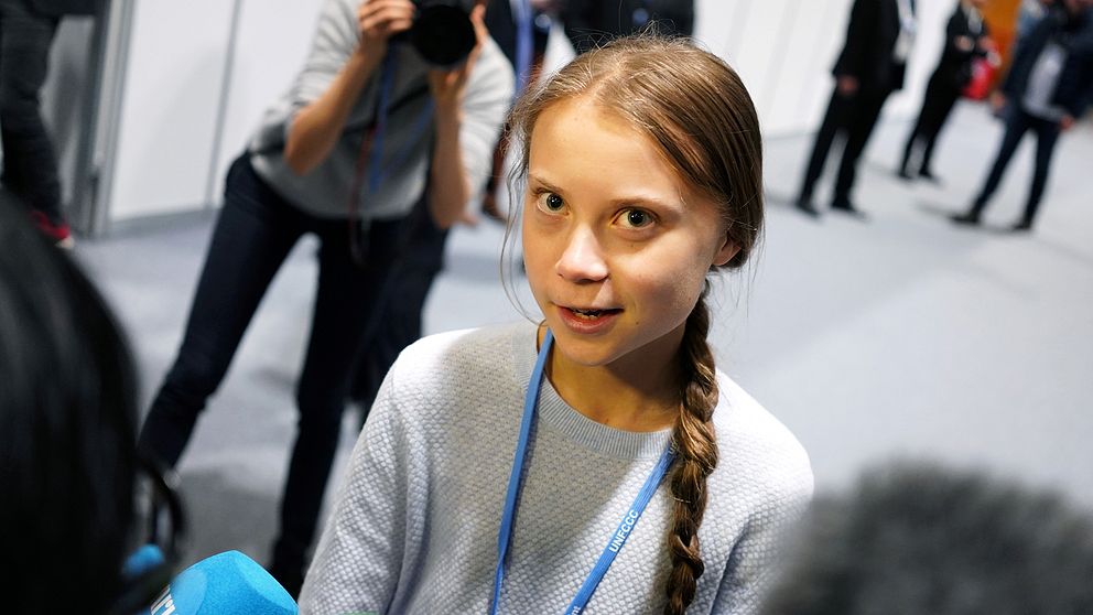 Klimataktivisten Greta Thunberg intervjuas av journalister.