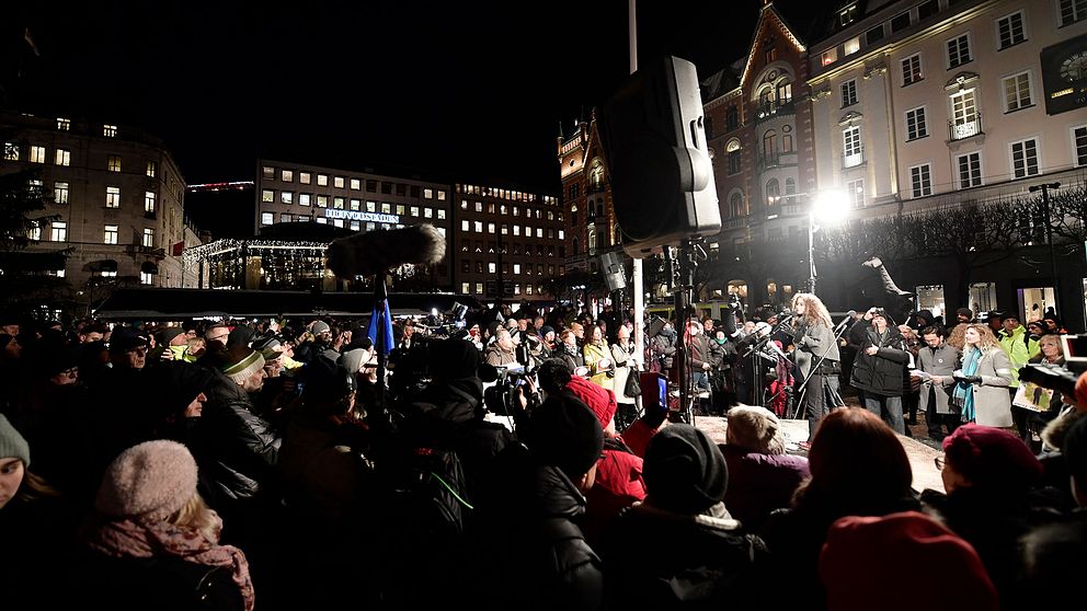 Hundratals slöt upp på Norrmalmstorg i centrala Stockholm för att protestera mot Peter Handke