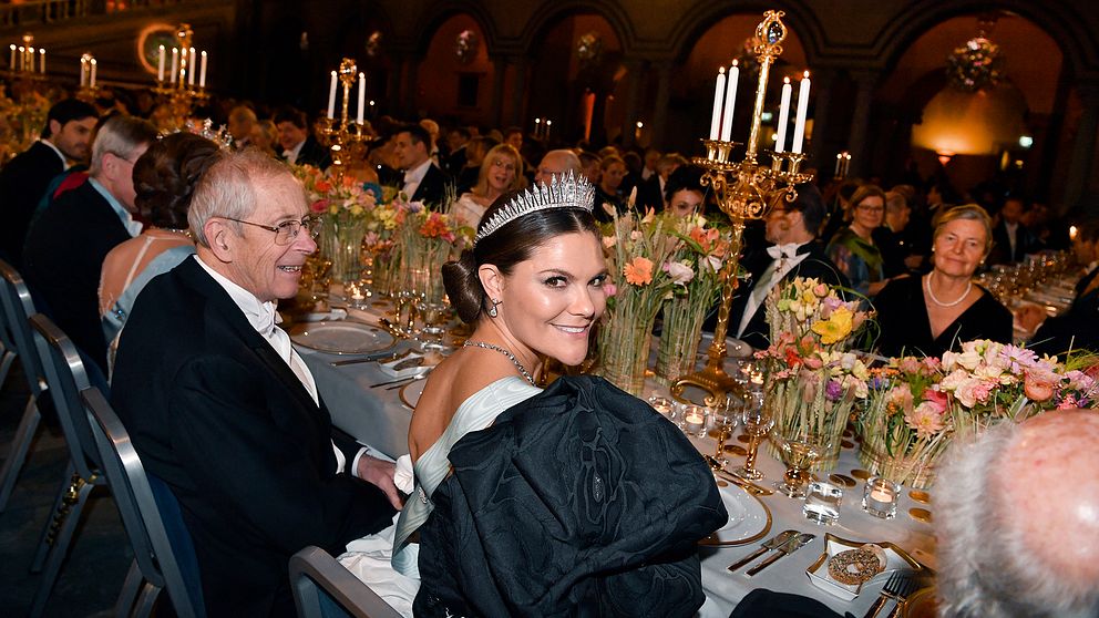 Kronprinsessan Victoria och James Peebles, Nobelpristagare i fysik under Nobelbanketten i Stadshuset i Stockholm.