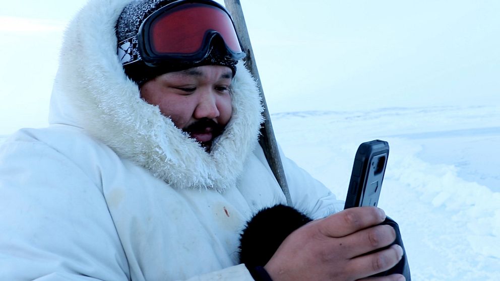 Puasi Ippak från Sanikiluaq i den arktiska delen av Kanada testar den nya appen. Via den kan inuiterna samla och dela kunskap om isförhållanden.