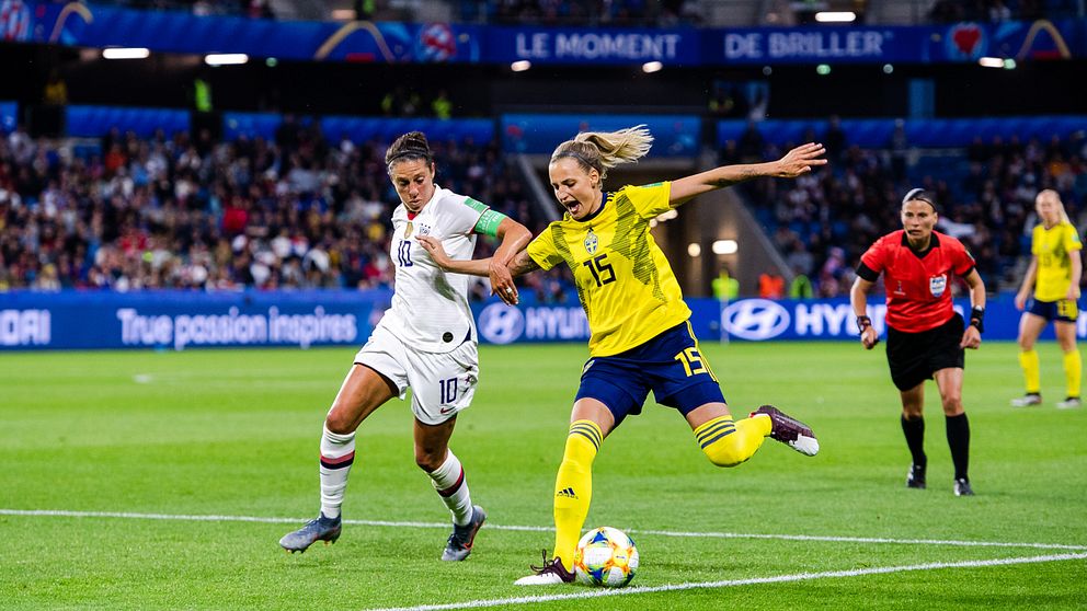 Carli Lloyd, här mot Sverige, tränar för en NFL-karriär.