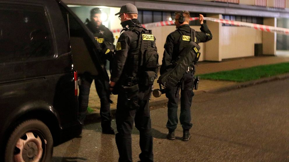 Bilden föreställer några danska poliser vid ett av tillslagen under onsdagen i Danmark.