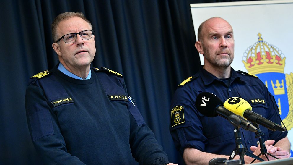 Stefan Sintéus står jämte Stefan Hector, både iklädda polisuniform, på presskonferens om Operation Rimfrost.