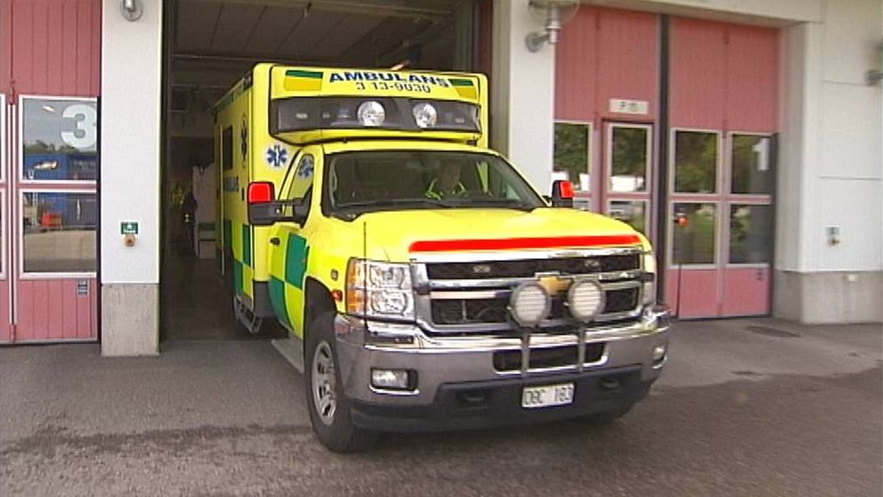 en ambulans på väg ut ur garaget