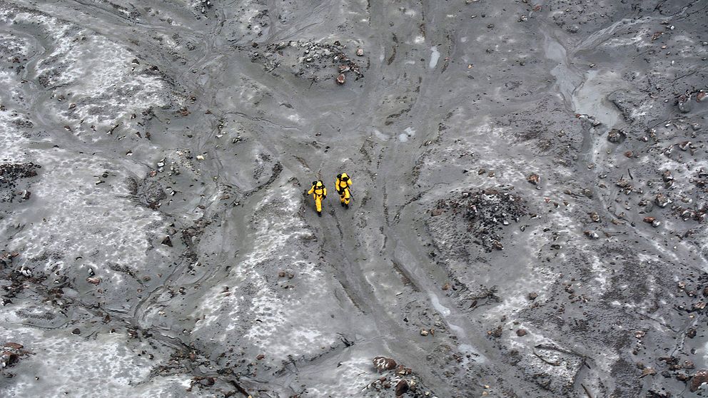 Elitsoldater som deltar i bärgningsoperation av döda efter vulkanutbrottet på White Island nära Nya Zeelands fastland.