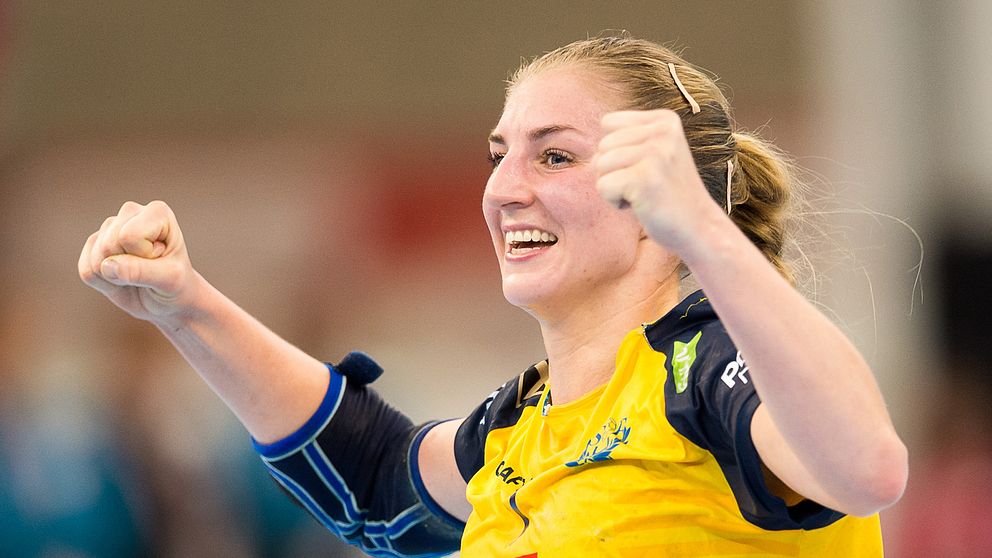 Linn Blohm med en segergest efter segern mot Tyskand om sjundeplatsen i VM