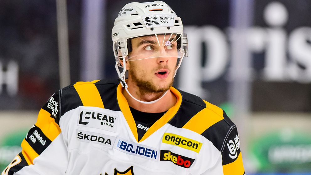 Skellefteås Jacob Olofsson deppar under ishockeymatchen i SHL mellan Rögle och Skellefteå den 19 oktober 2019 i Ängelholm.