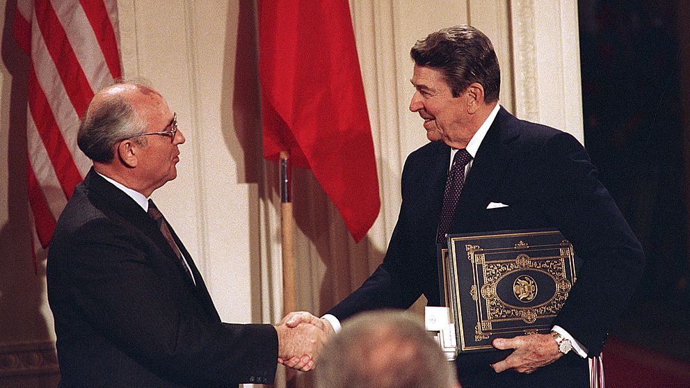 USA:s president Ronald Reagan och Sovjetunionens ledare Michail Gorbatjov i Washington efter att de undertecknat avtalet om förbud mot markbaserade medeldistansrobotar (INF-avtalet).