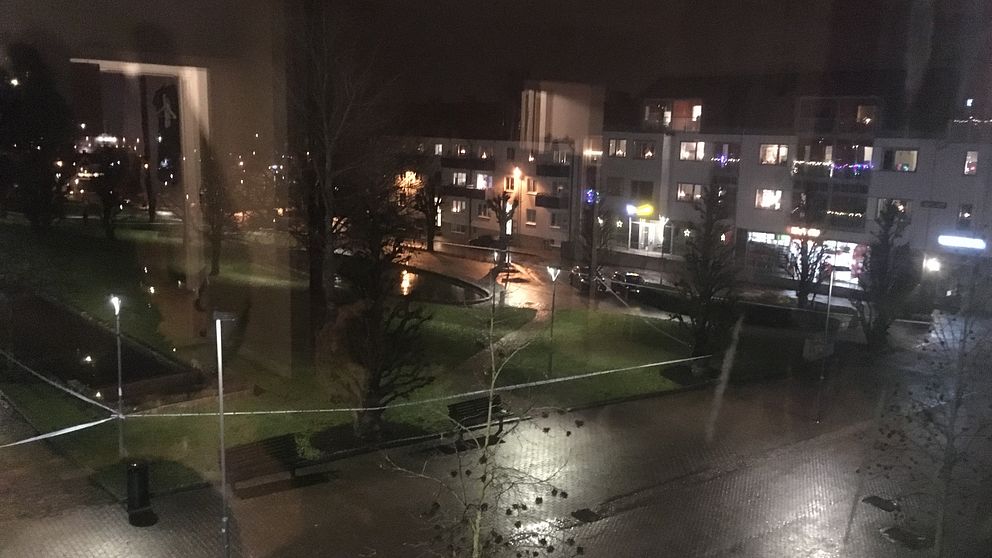 Polisen har spärrat av ett område vid torget och längs med gågatan i Gislaved.