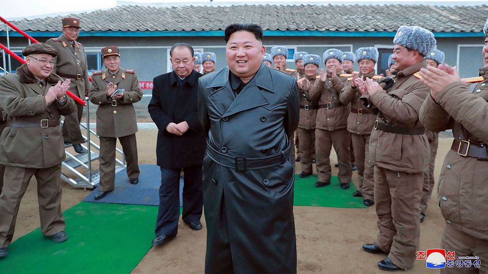 Nordkoreas ledare Kim Jong-Un besöker en militärbas.