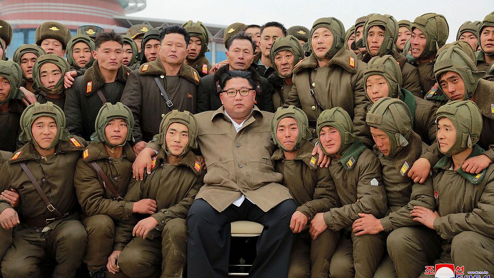 Nordkoreas diktator Kim Jong-Un och militärer i flygvapnet.