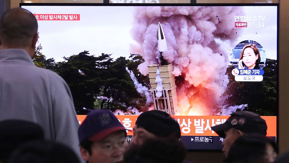 Sydkoreaner följer Nordkorea robottester på tv.