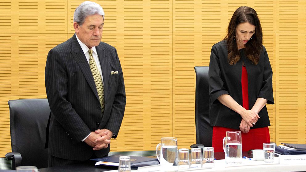 Nya Zeelands premiärminister Jacinda Ardern och vice premiärminister Winston Peters under en tyst minut på måndagen.