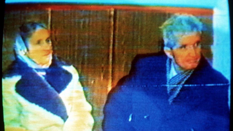 Paret Ceaușescu dömdes i en summarisk rättegång till döden för bland annat folkmord. De avrättades genom arkebusering den 25 december 1989. Strax innan visades de upp i rumänsk tv.