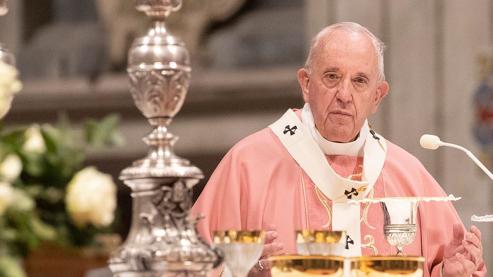 Påven Franciskus har nu lyft den påvliga sekretessen vilket gör det förbjudet att hänvisa till tystnadsplikt i stället för att anmäla övergrepp.