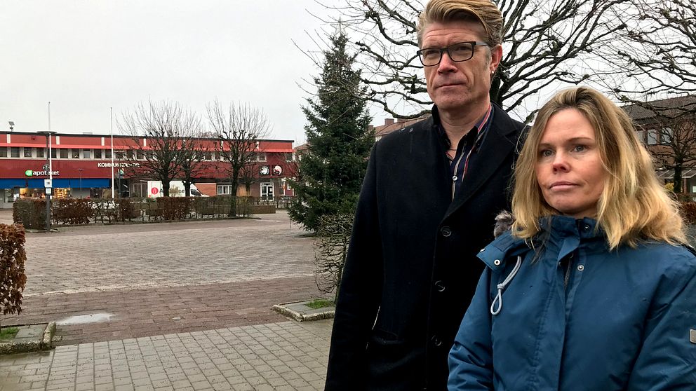 Peter Gladoic Håkansson och Helena Bohman, forskare vid Malmö universitet, står på torget i Perstorp.