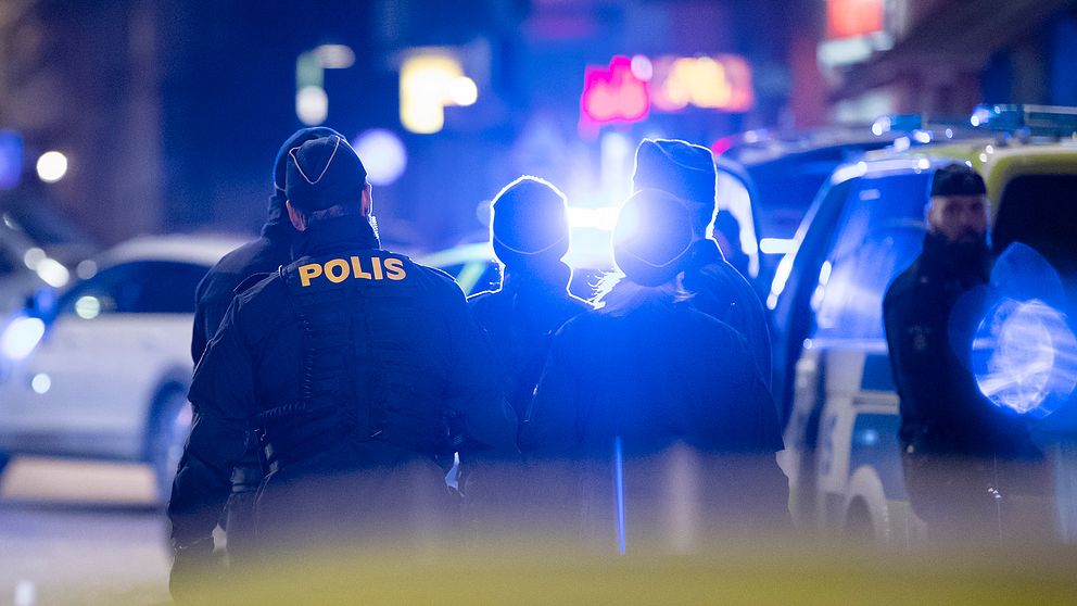 Polis på plats innanför avspärrningarna efter en skottlossning. Arkivbild.