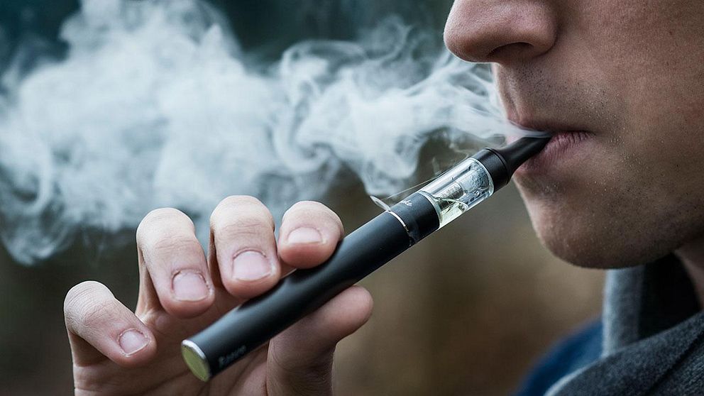 Rekordmånga privatpersoner har slagit larm om förgiftningssymptom efter att ha rökt e-cigaretter med nikotin.