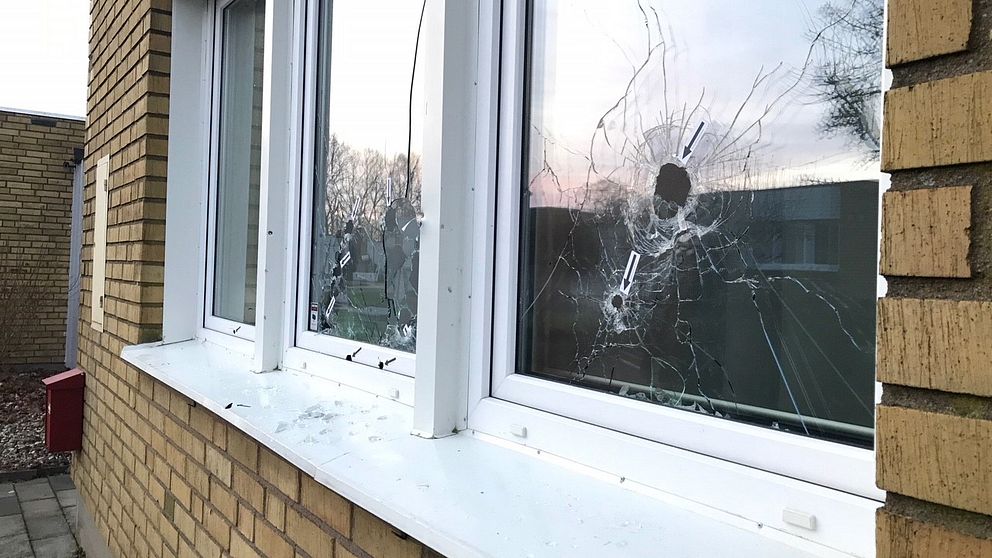 Polisen har markerat flera skotthål i fönsterrutorna till en lägenhet.