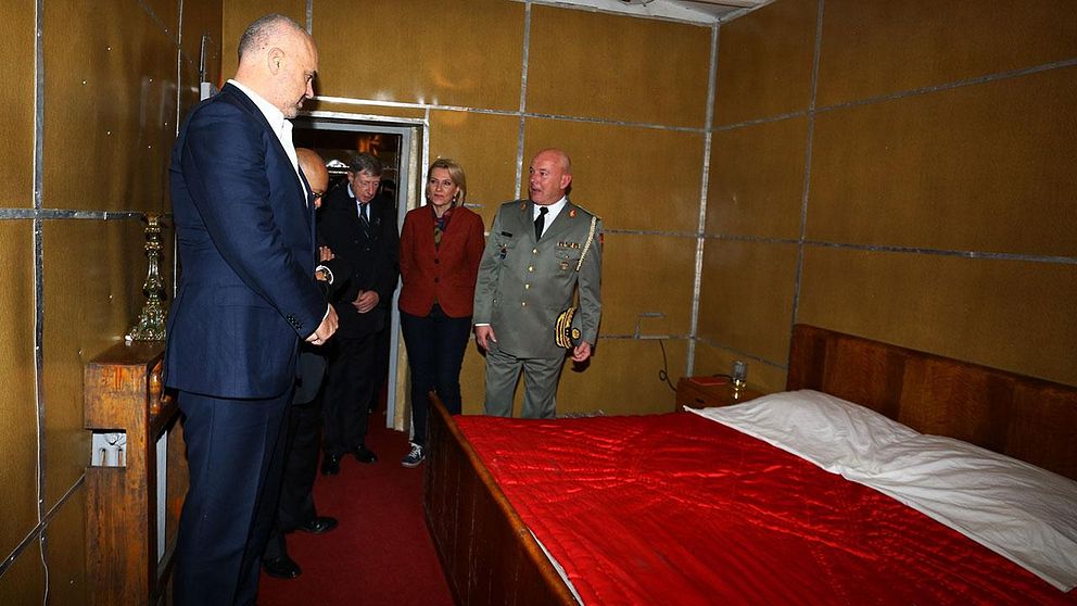 Albaniens premiärminister besökte på lördagen gamle diktatorn Enver Hoxhas jättebunker.