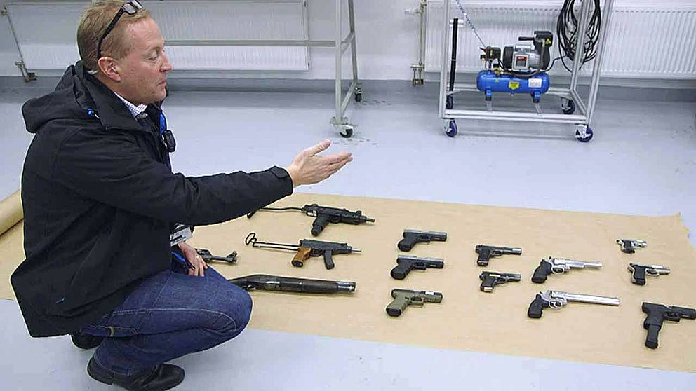Andy, insatsledare vid Malmöpolisen, visar en liten del av de vapen som beslagtagits hittills i år.