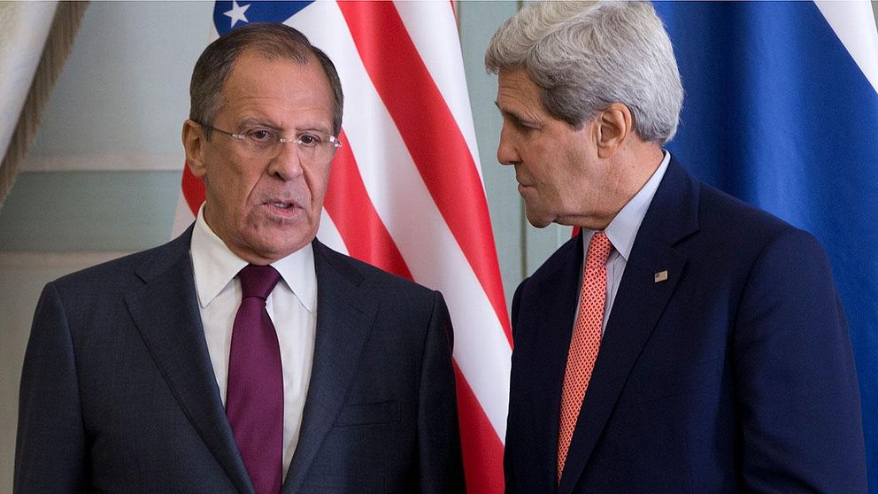 Rysslands utrikesminister Sergej Lavrov träffar sin amerikanske kollega John Kerry för ett möte om Irans atomprogram. Bilden är från ett möte i Paris förra månaden.