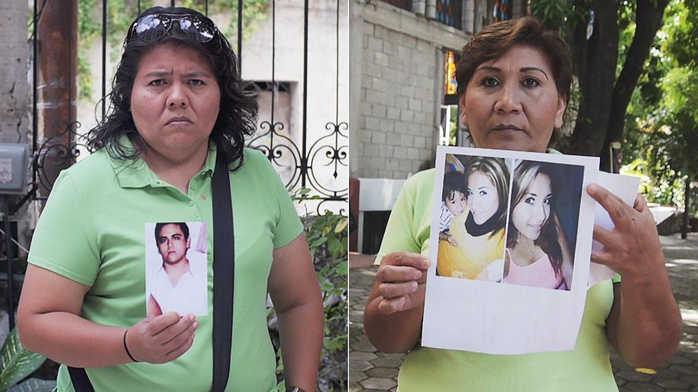 Anhöriga visar upp bilder på några av de studenter som är försvunna i Mexiko.