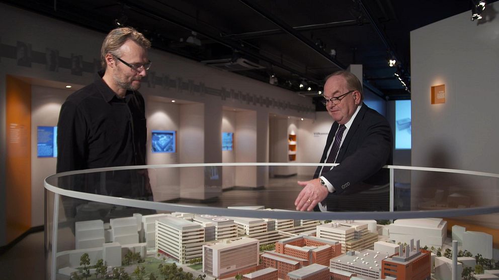 Finanslandstingsråd Torbjörn Rosdahl(M) förevisar en modell av Nya Karolinska för reporter Sven Bergman.