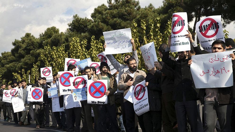 Iranska studenter demonstrerar för Irans atomprogram