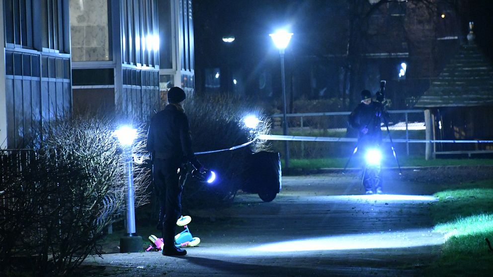 Poliser lyser med lampor för att kunna leta spår efter en skjutning som ägt rum under morgonen.