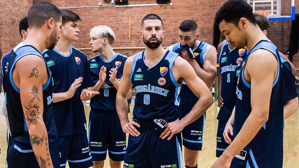 Djurgårdens Kristoffer Gafor deppar med lagkamrater efter en match mot Luleå i oktober.