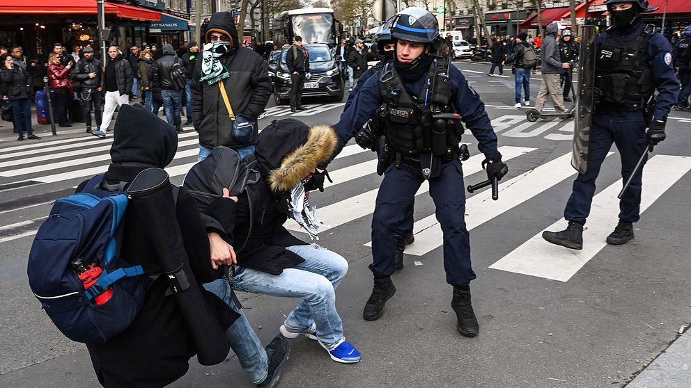 Polis och demonstranter utanför Gare de Lyon järnvägsstation i Paris.