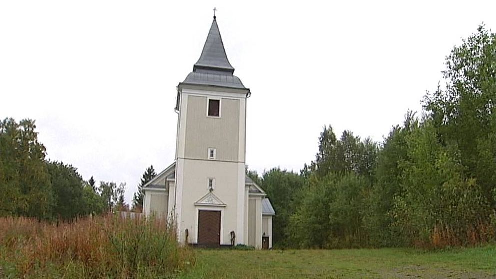 Exteriör på Hillsands kapell. Vit kyrka, sommarbild.