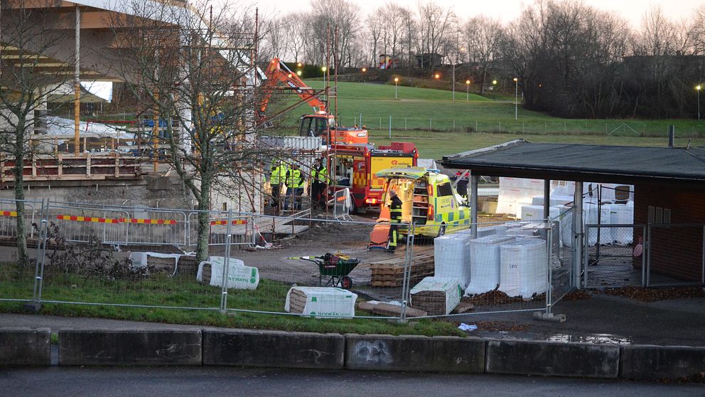 En man har förts till sjukhus efter att ha fallit 5-6 meter ned från ett tak i samband med ett bygge i Nyköping.