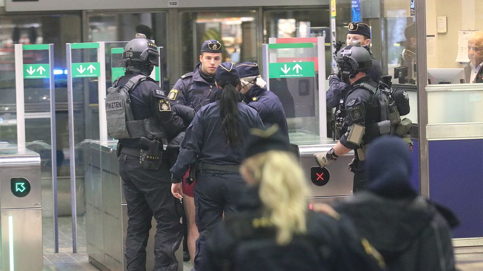 Här grips mannen på tunnelbanestationen.