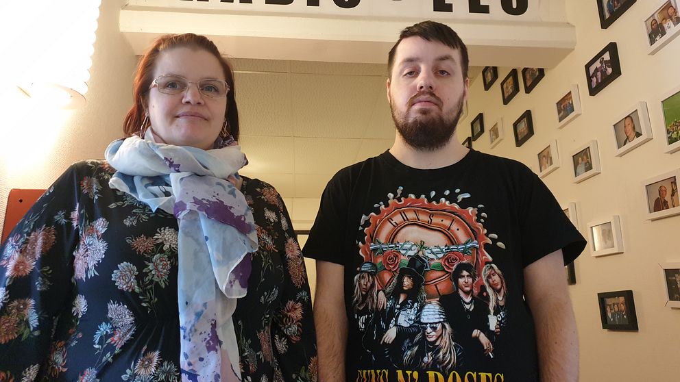 Mia och Daniel står framför en skylt där det står ”Välkommen till Radio Leo”.
