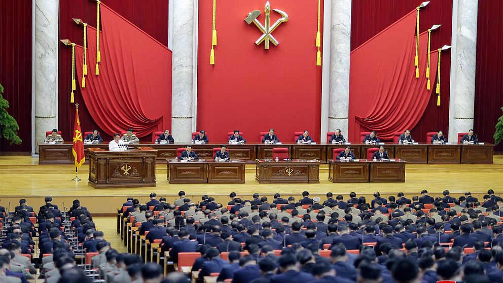 Nordkoreas ledare Kim Jong Un (vitt till vänster) talar inför centralkommittén i Pyongyang den 29 december 2019.