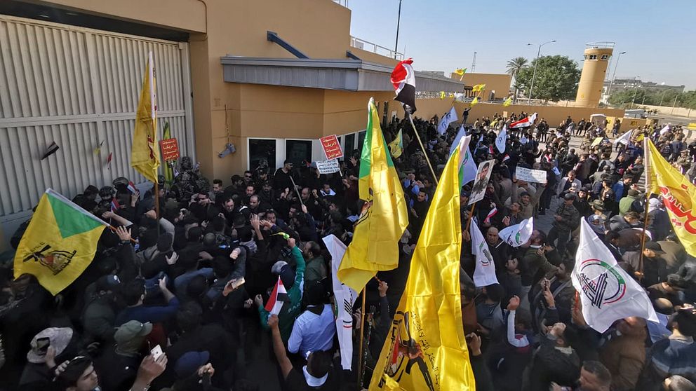 Demonstranter samlades utanför den amerikanska ambassaden i Bagdad under årets sista dag.