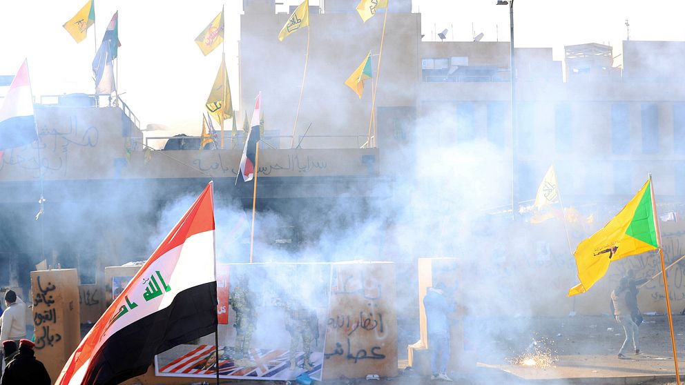 De proiranska demonstranterna fortsätter att protestera utanför den amerikanska ambassaden i Bagdad, Irak på nyårsdagen.
