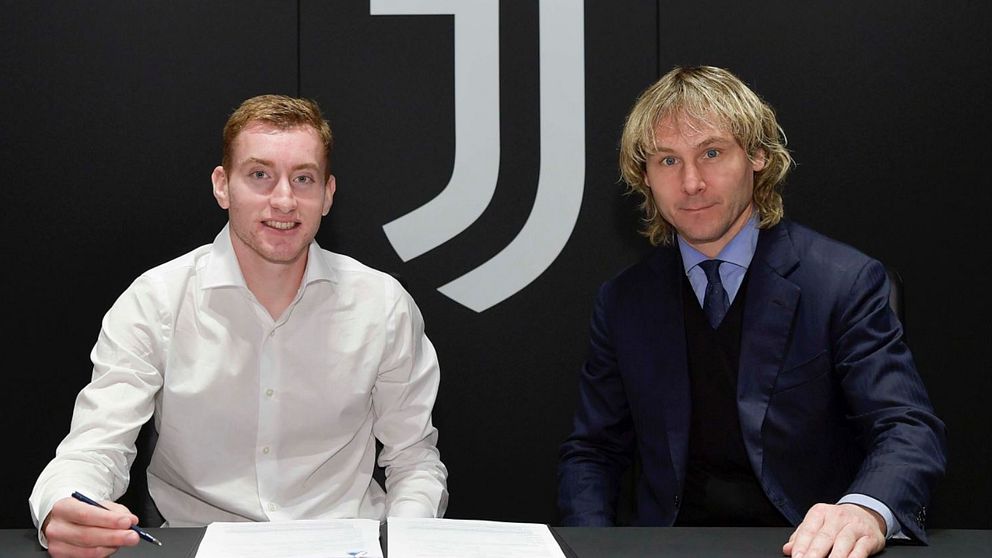 Dejan Kulusevski tillsammans med Juventus vice president Pavel Nedved.