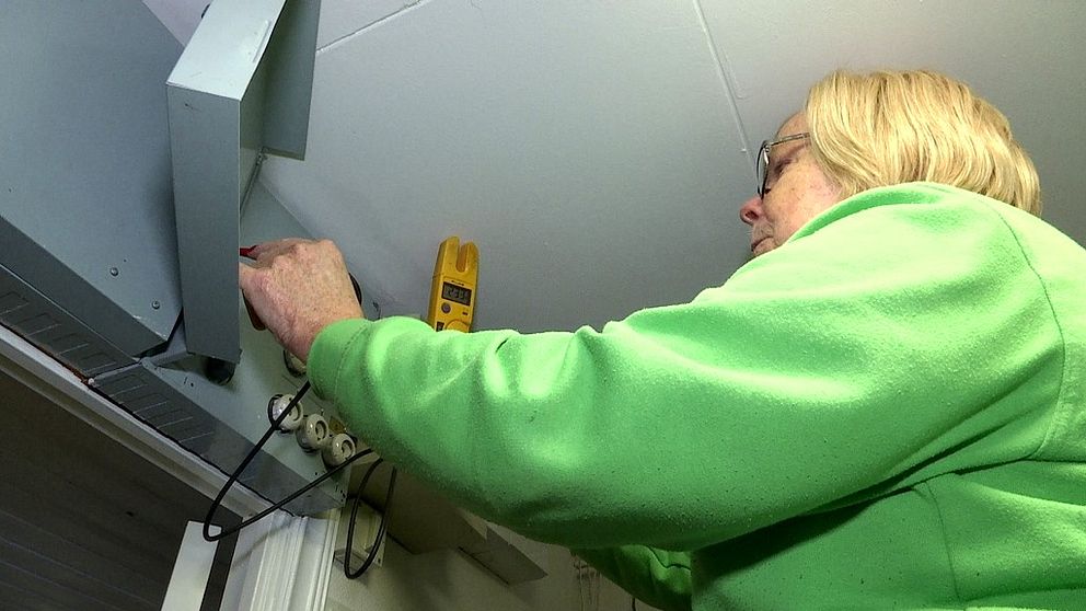 Tina Springer är 68 år och fortsätter att jobba som elektriker.