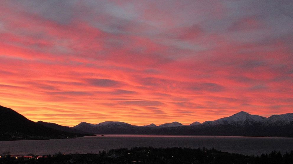 Vackert färgspel på himlen över Tromsøyas södra spets på torsdagsmorgonen.