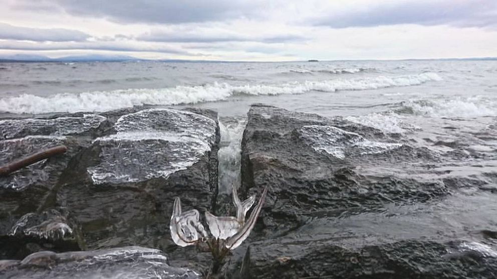 isiga stenar och vågor vid Storsjöns strand