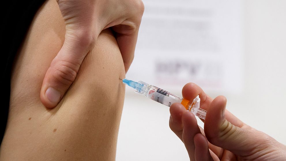 Trots WHO:s inrådan – regeringen fortsätter med planerna att även pojkar ska få HPV-vaccin
