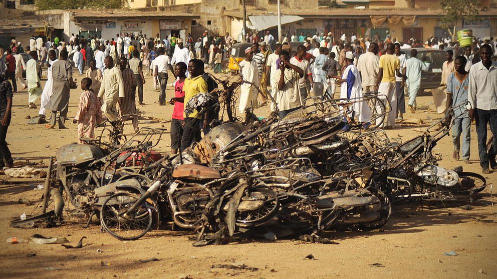 Två bomber exploderade precis när fredagsbönen inletts i Kano, Nigeria.